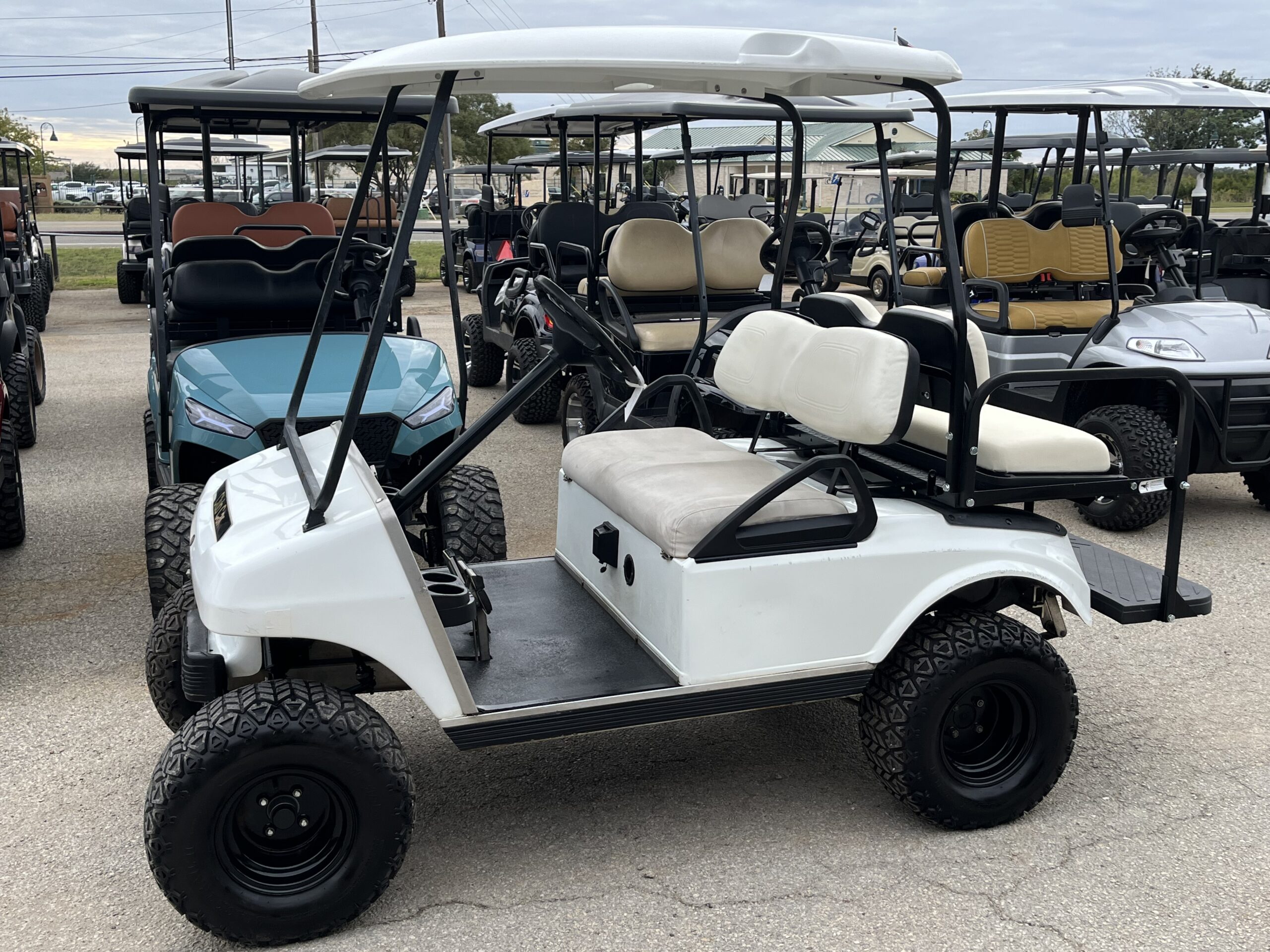 CLUB CAR. LIFT. REAR SEAT.